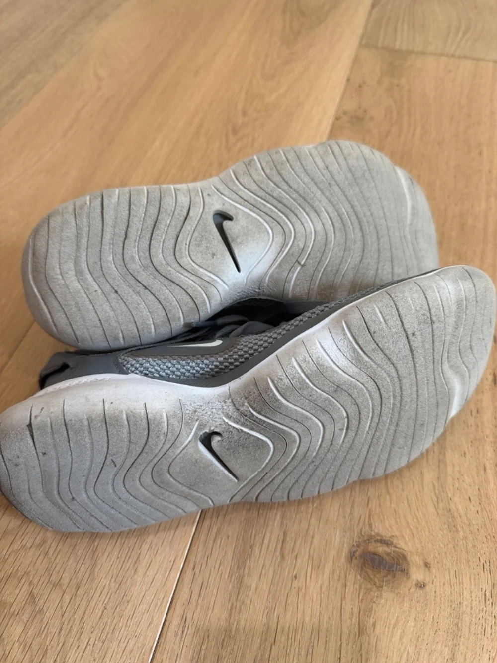 Nike Flex Grey Knit Flex Training Shoes with White Swoosh - Picture 4 of 6